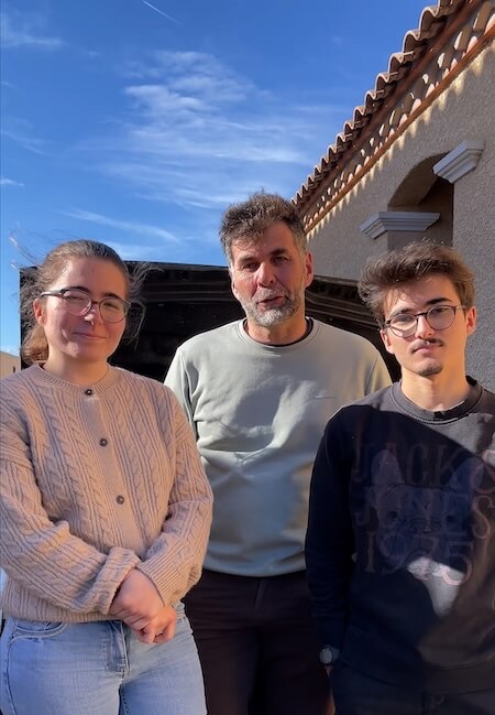 Raid is d'Aide – Lou, Noah et leur papa Nicolas Fages devant leur Peugeot 205