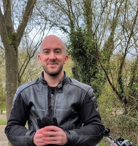 Yoann Boyer et le boîtier Asphalia connecté à une application d'alertes pour les motards