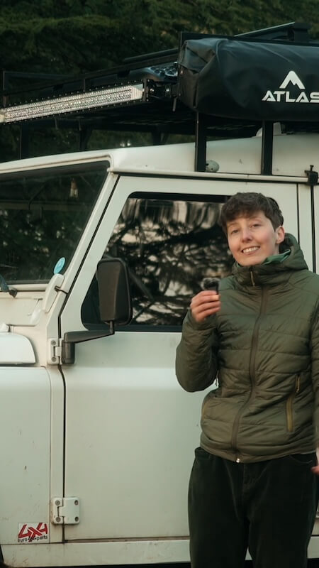 Eva Delmas avec son 4x4 aménagé pour un voyage en Islande et vers le Cap Nord