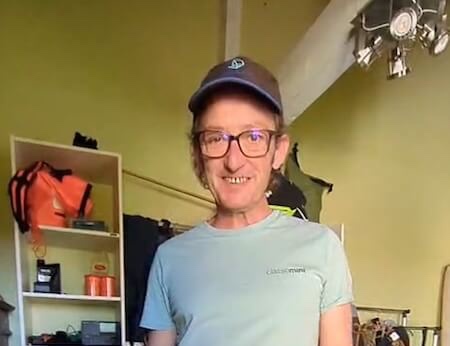 Josselin Nivet et son voilier de course de 6,5 m équipé pour naviguer à l'hydrogène