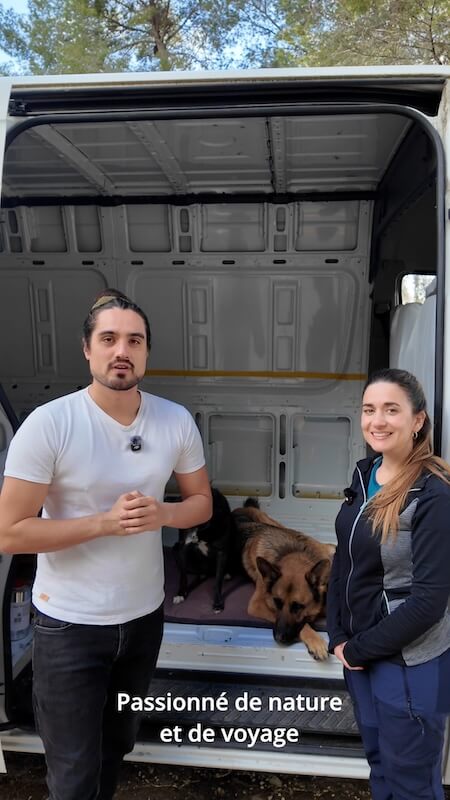 Yann Pham Ngoc et Eva Boyadjian avec leurs deux chiens Ein et Jenna dans le van Prométhée