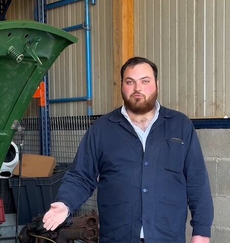 Charles Raufie avec une voiture de collection équipée de son système électronique discret et réversible