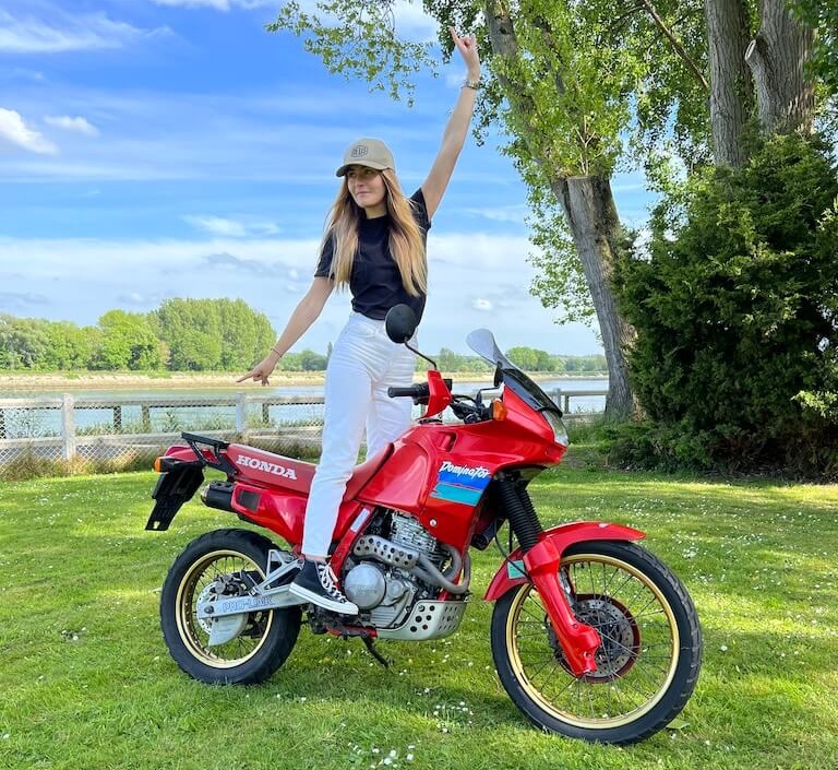 Mylène Dorange et sa Honda Dominator