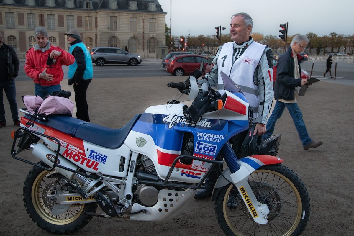 Philippe Vassard devant une Honda Africa Twin.