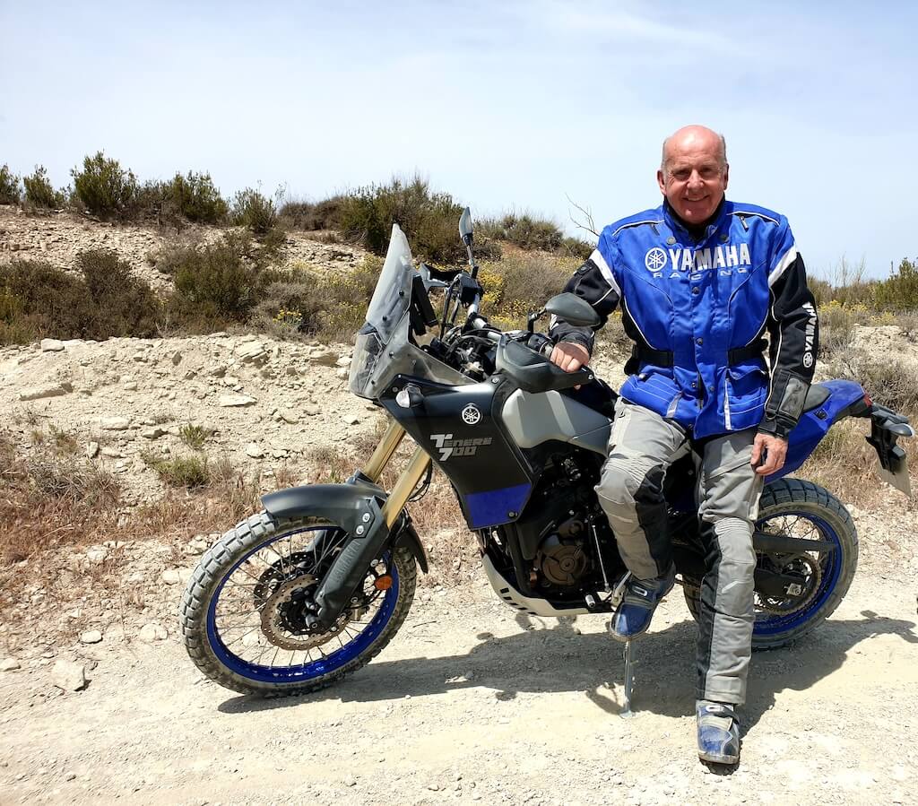 Éric de Seynes pose sur la moto Yamaha Ténéré 700.