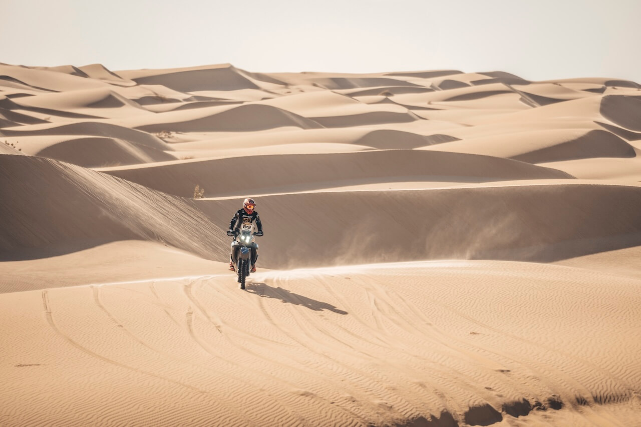 Thierry Traccan sur sa moto dans le désert