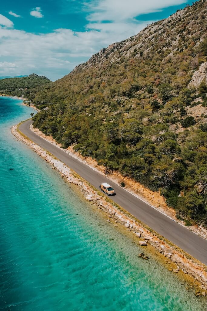 Un van en bord de mer