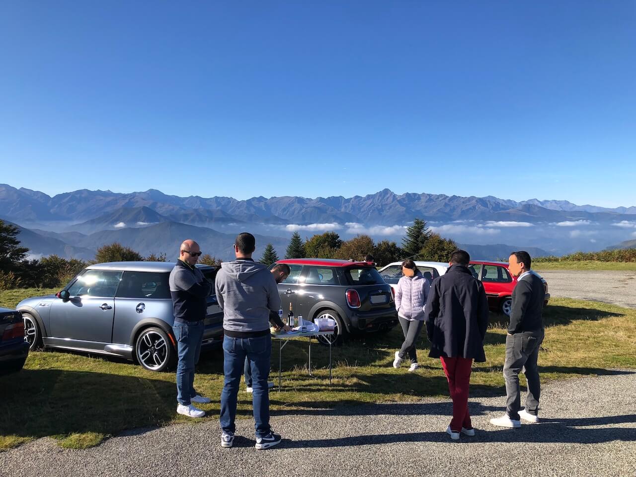 participants devant des voitures