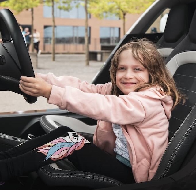 Une petite fille au volant d'une voiture