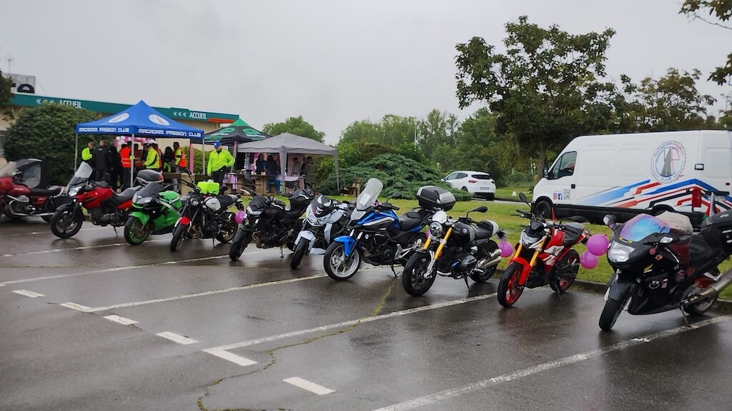 Plusieurs motos garés sur un parking