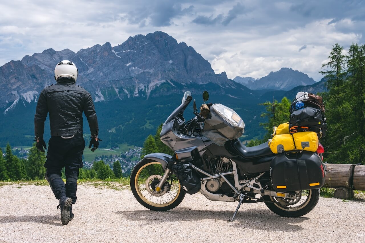 un motard face à une montagne