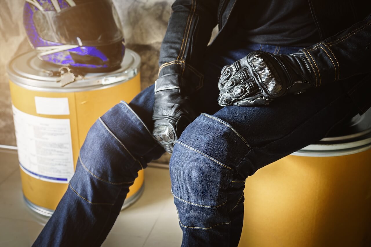 un motard assis