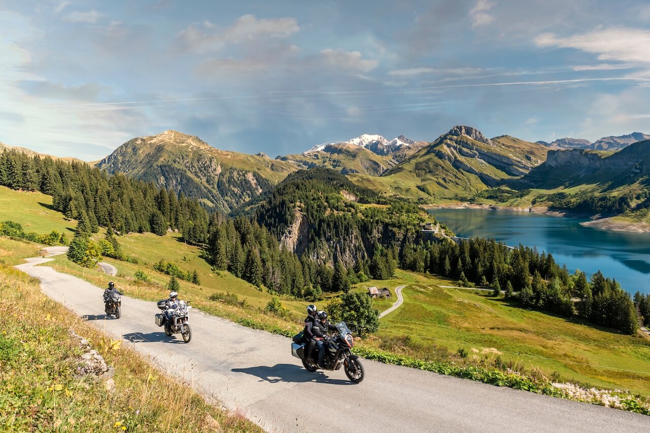 Des motards dans les Alpes