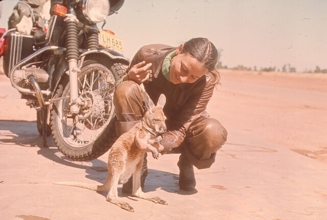 Anne-France Dautheville en Australie avec un bébé kangourou