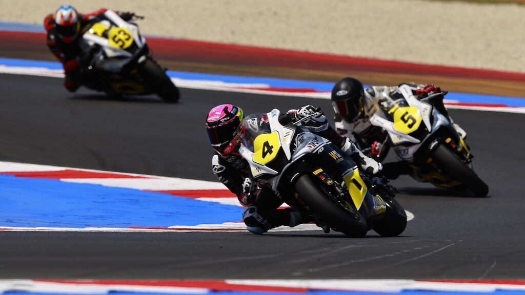 Émily Bondi au duel, sur sa Yamaha R7.