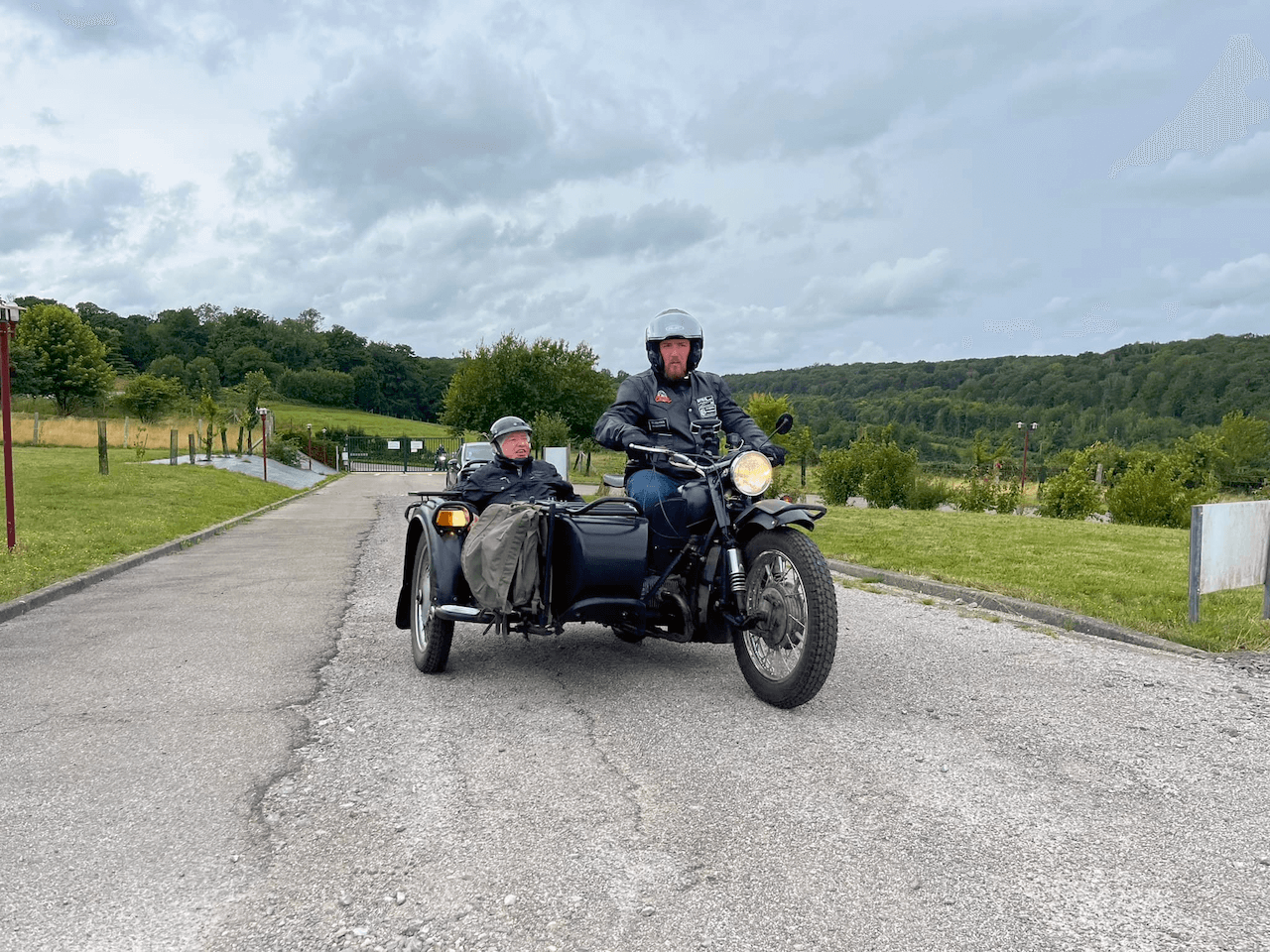 un enfant et un motard en side-car
