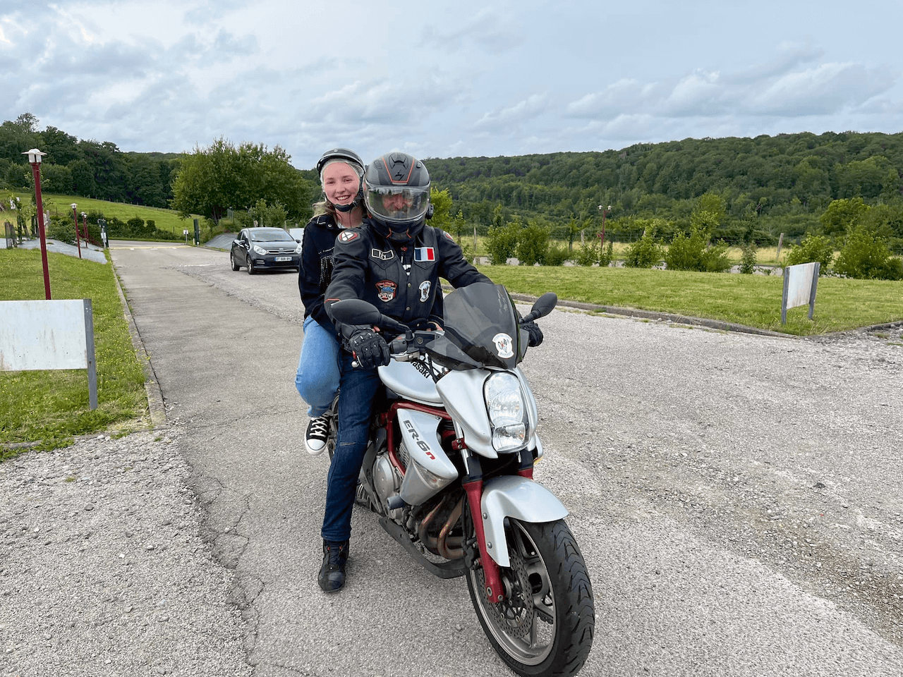 une petite fille à moto avec un motard
