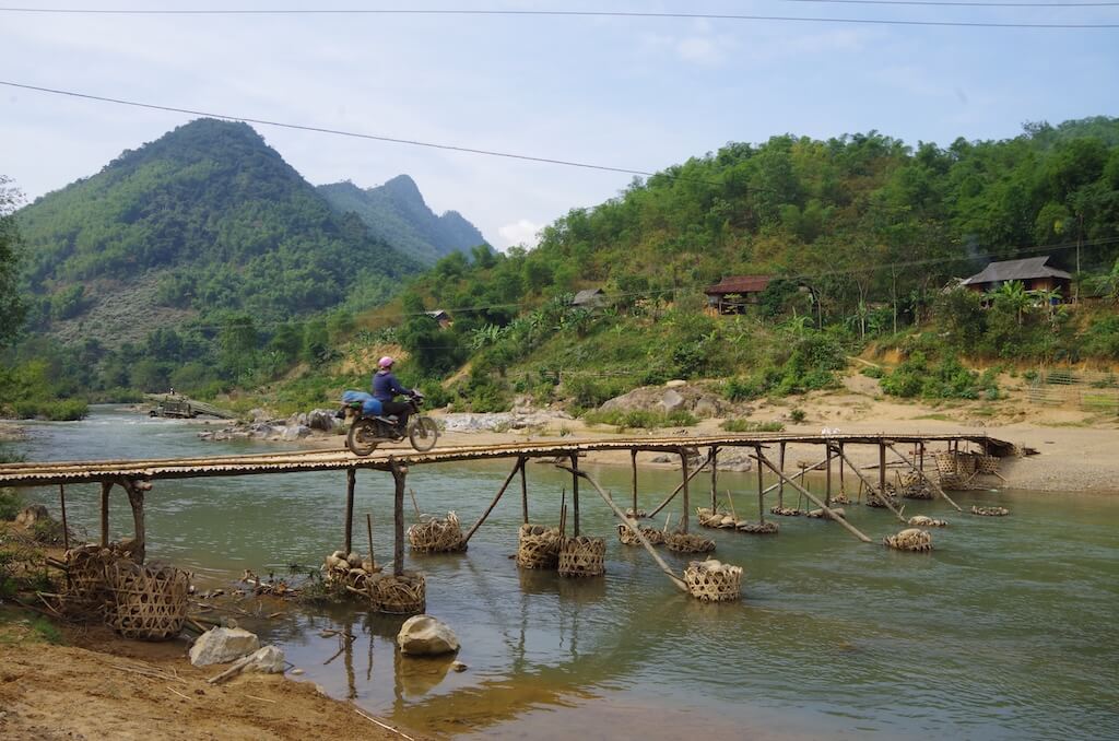 Stéphanie Rowe à moto au Laos