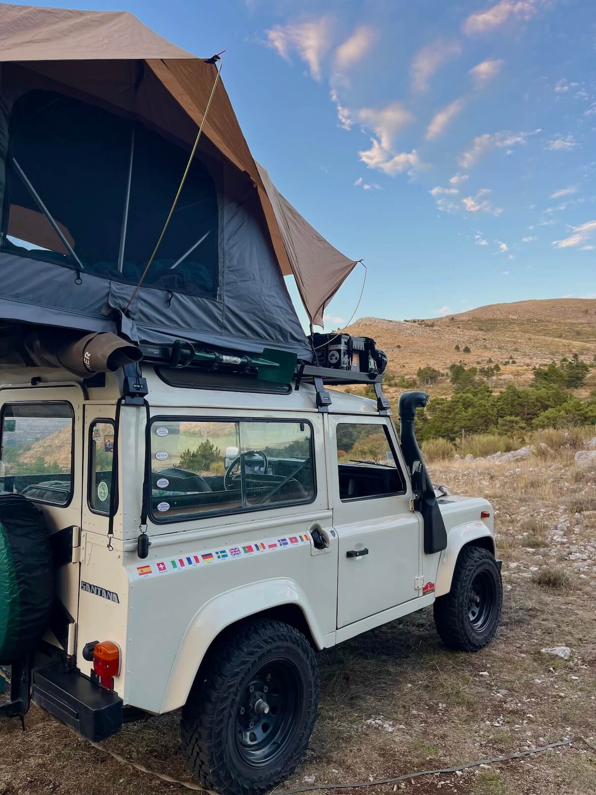 Le Land Rover Santana 2500 DC de Dorian Mosettich avec sa tente de toit