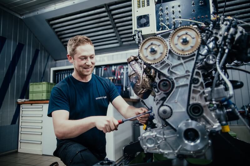 Technicien ORECA Motorsport au travail