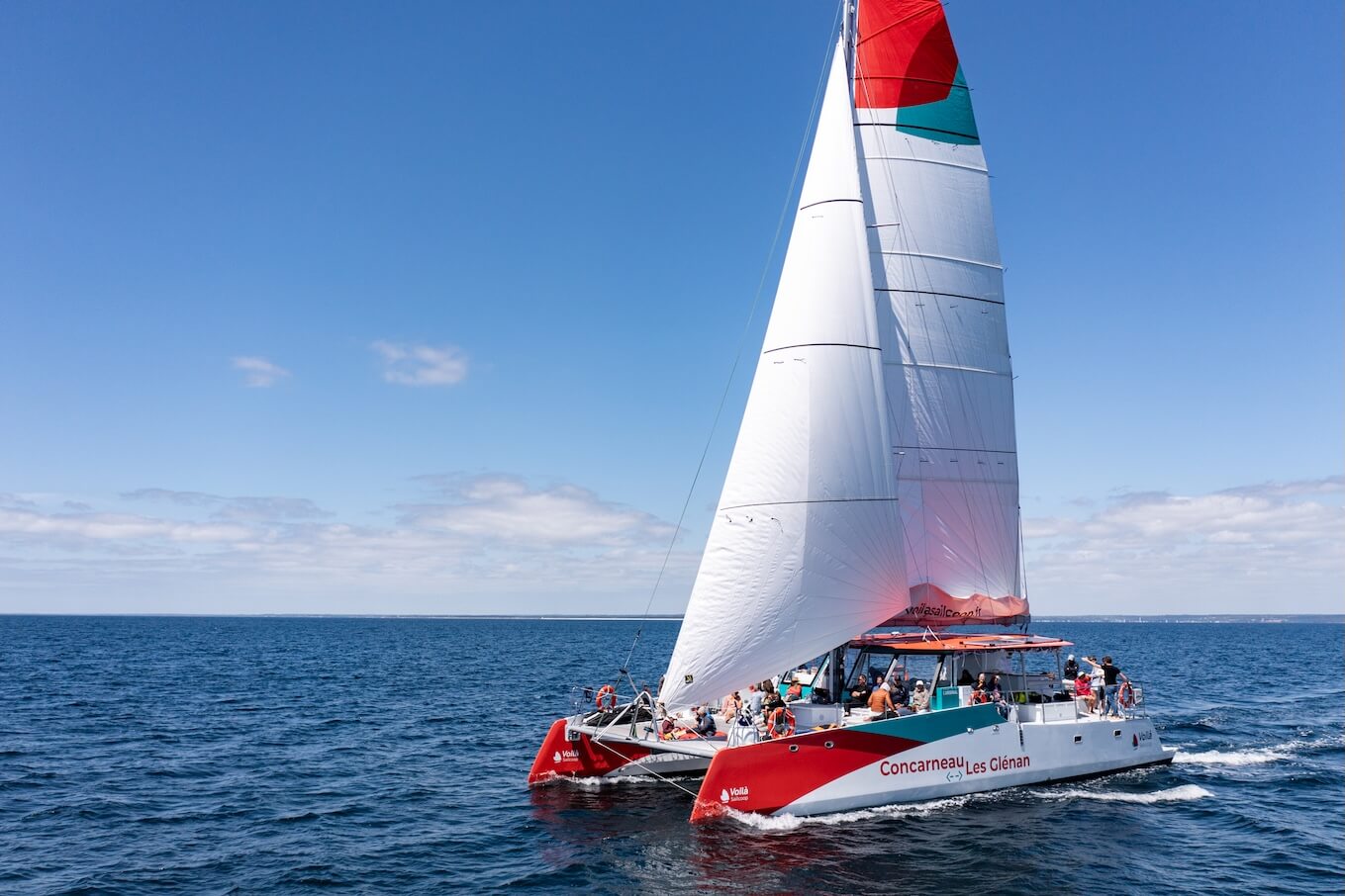 Le catamaran Sailcoop devant l'archipel des Glénan en Bretagne