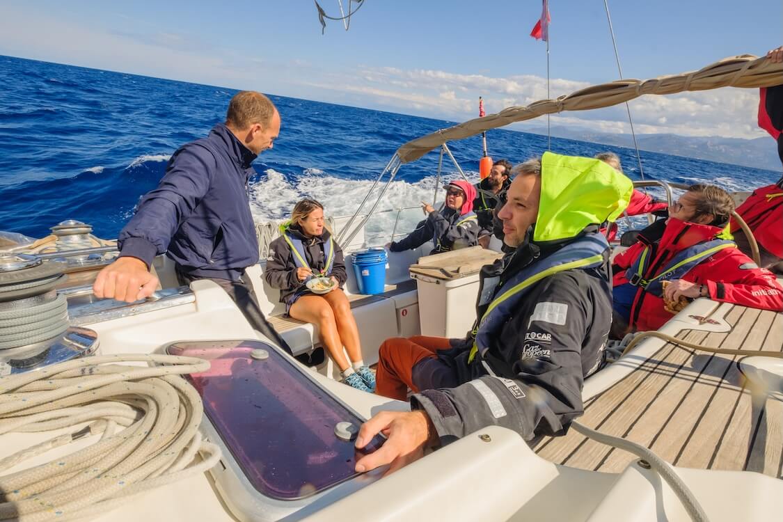 Les marins d'un jour expérimentent la vie à bord d'un voilier Sailcoop vers la Corse
