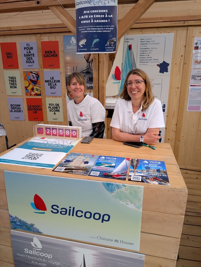 Stand Sailcoop et membres de l'équipe lors d'un événement