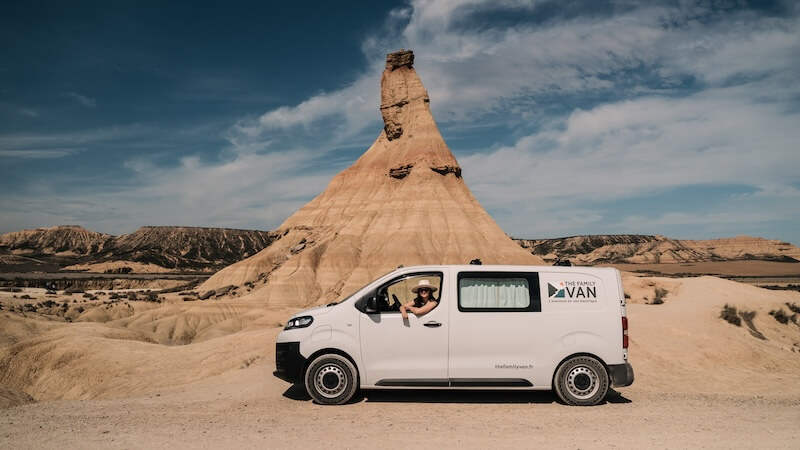 Van The Family Van dans le désert des Bardenas