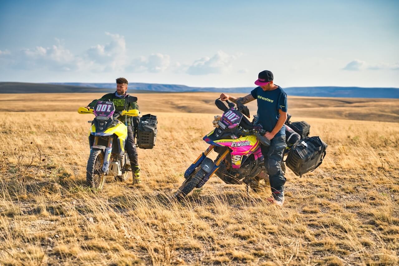 Tom Barrer formant des stagiaires motards lors d'une session d'entraînement