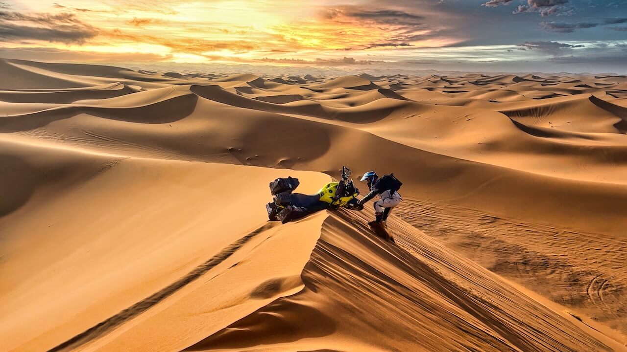 Tom Barrer dans le désert