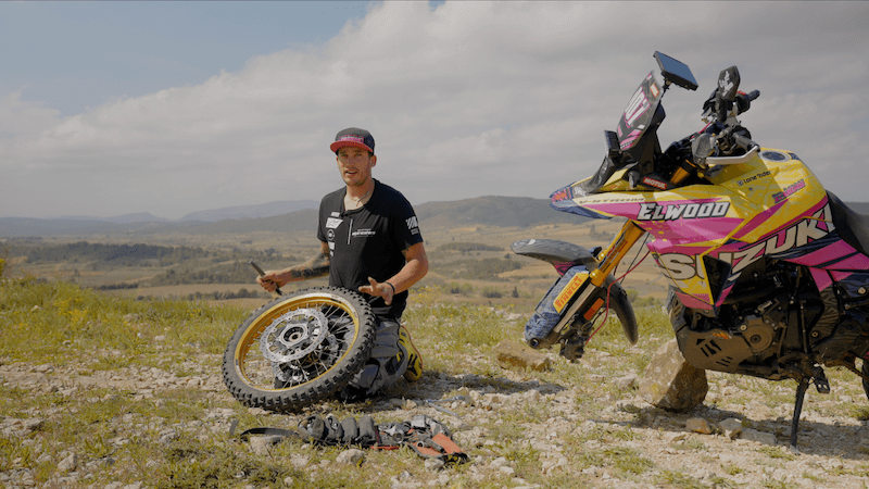 Tom Barrer en moto trail dans les montagnes