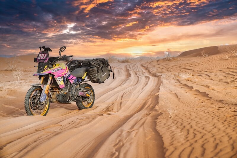 Suzuki V-Strom 800DE dans la desert