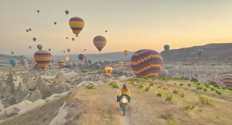 Tom Barrer pilotant sa moto dans les paysages turcs