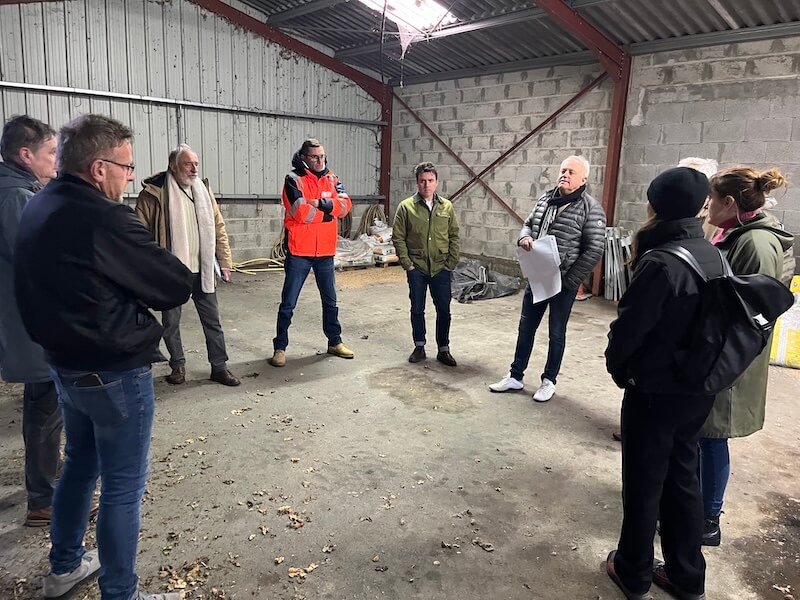 Chantier du garage La Caale avec bénévoles et partenaires institutionnels