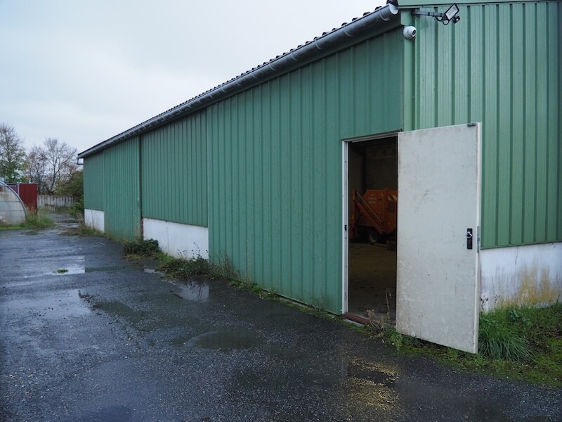 Extérieur du garage associatif La Caale à Marans