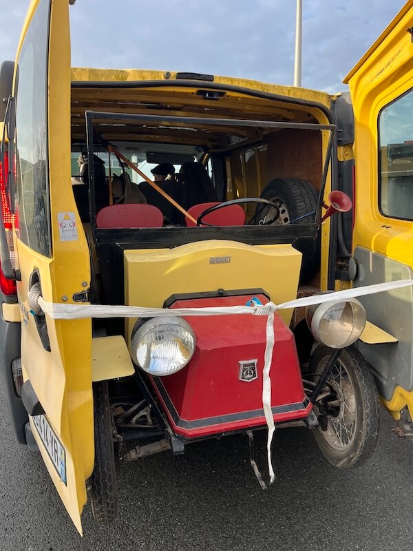 Vieux tacot pour enfants à restaurer au garage La Caale