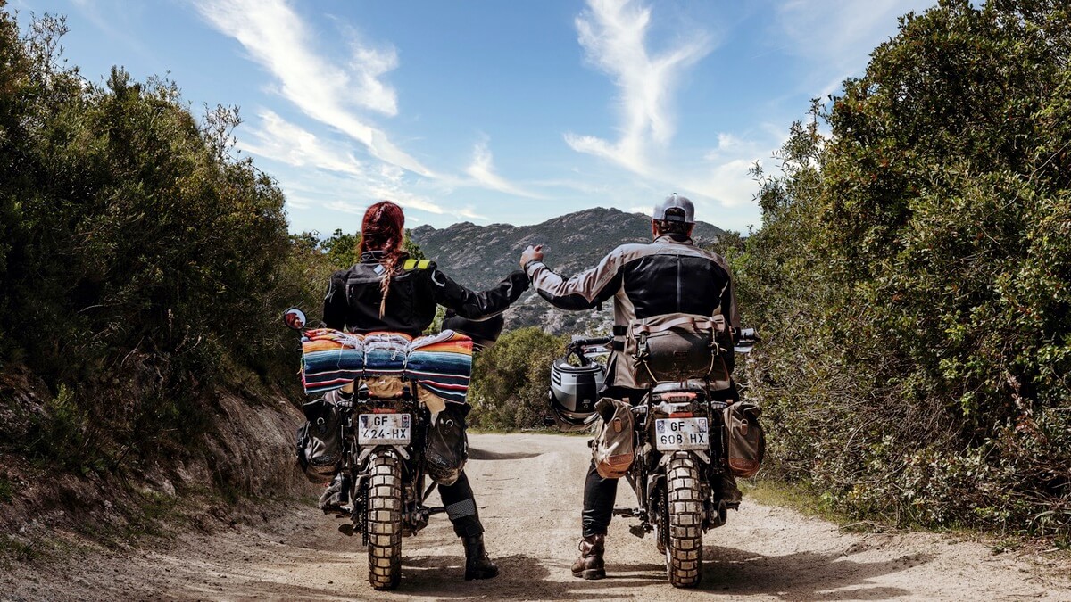 En 125 cc avec Diana, invitée par Ben Blake à le suivre dans ses aventures corses en 2022.