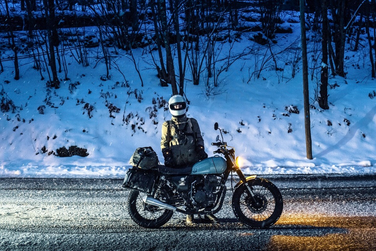 Ben Blake en road trip moto dans les Pyrénées.