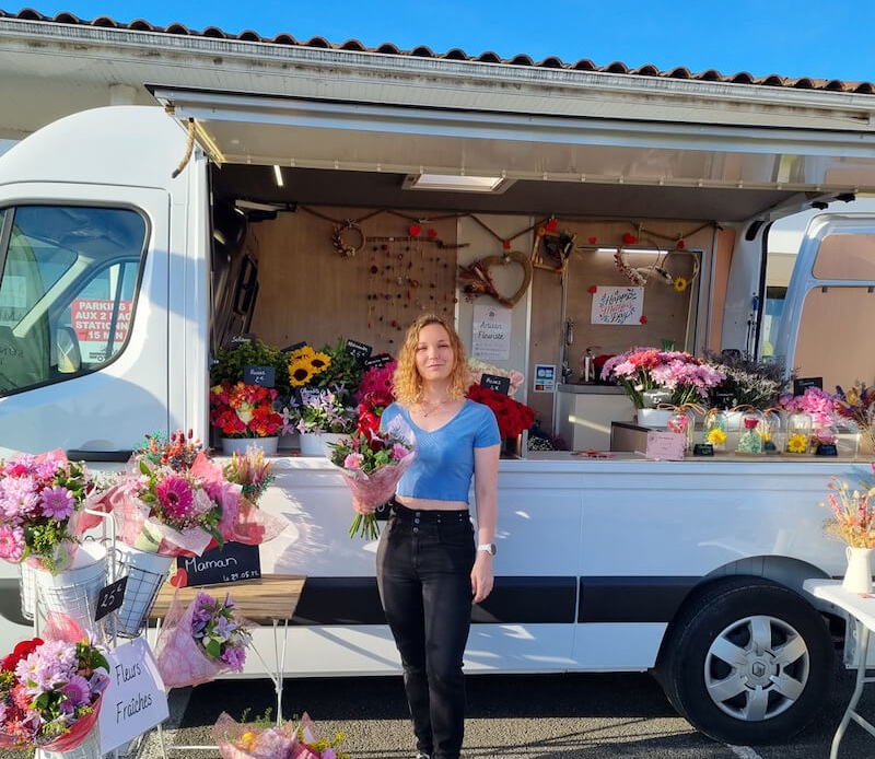 Blandine devant le Sun Flower Truck