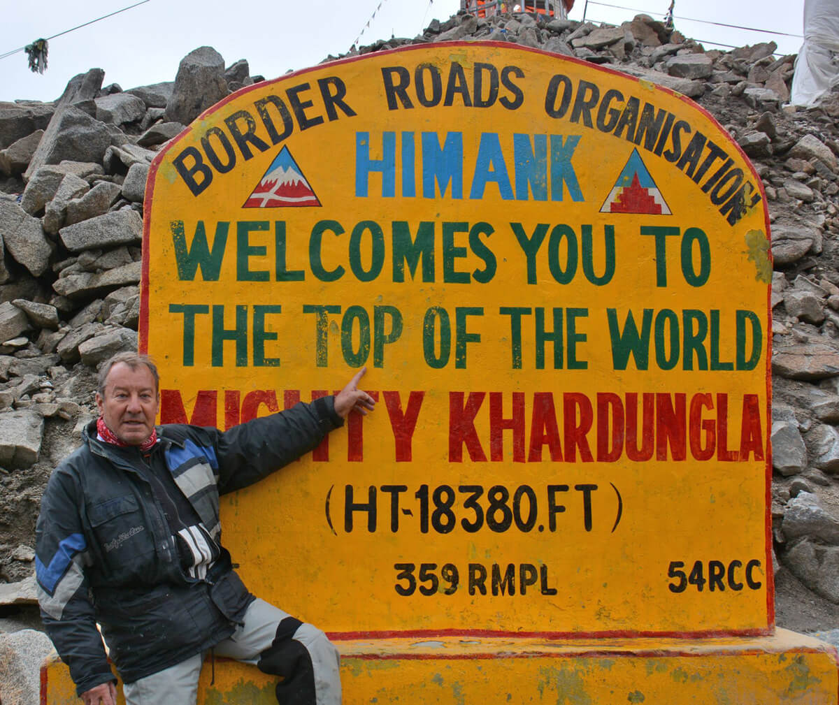Jean-Paul Naddeo au sommet de la route la plus haute du monde en Himalaya