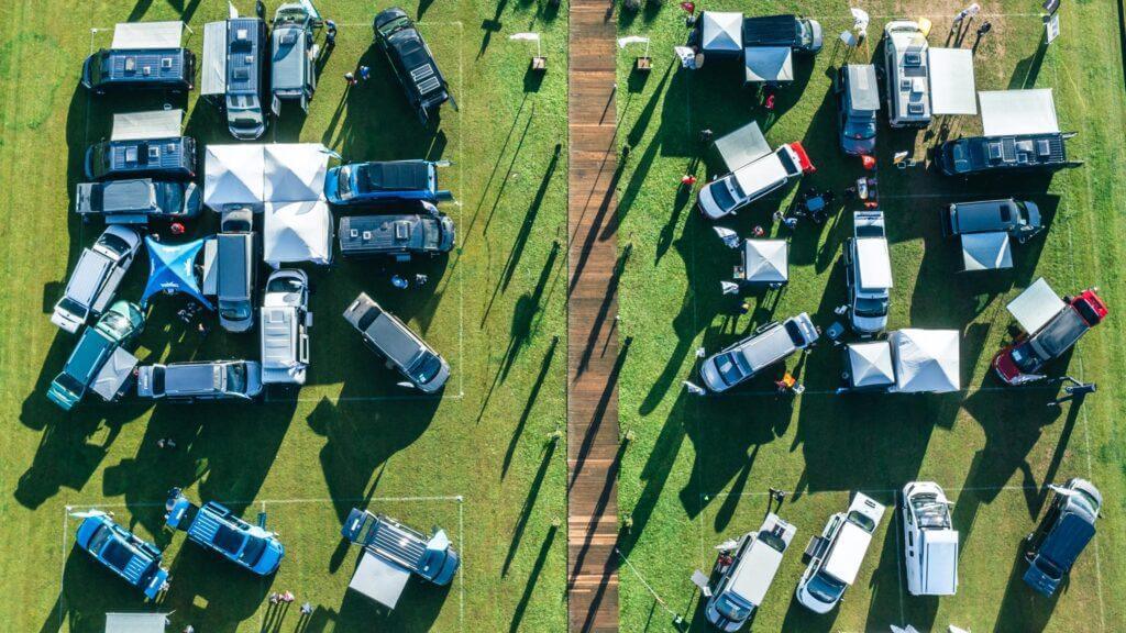 Bivouac sur la pelouse du Polo Club de Chantilly.