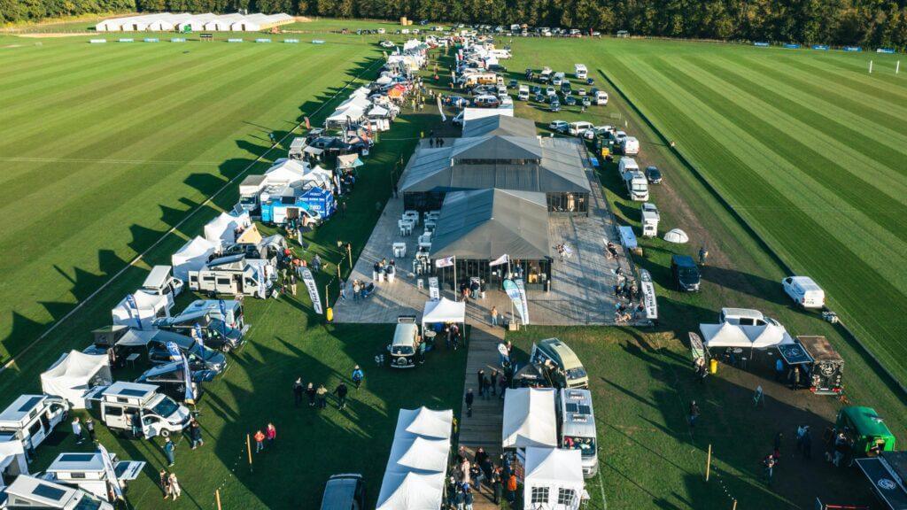 Visiteurs découvrant les véhicules au Camper Van Week-End.