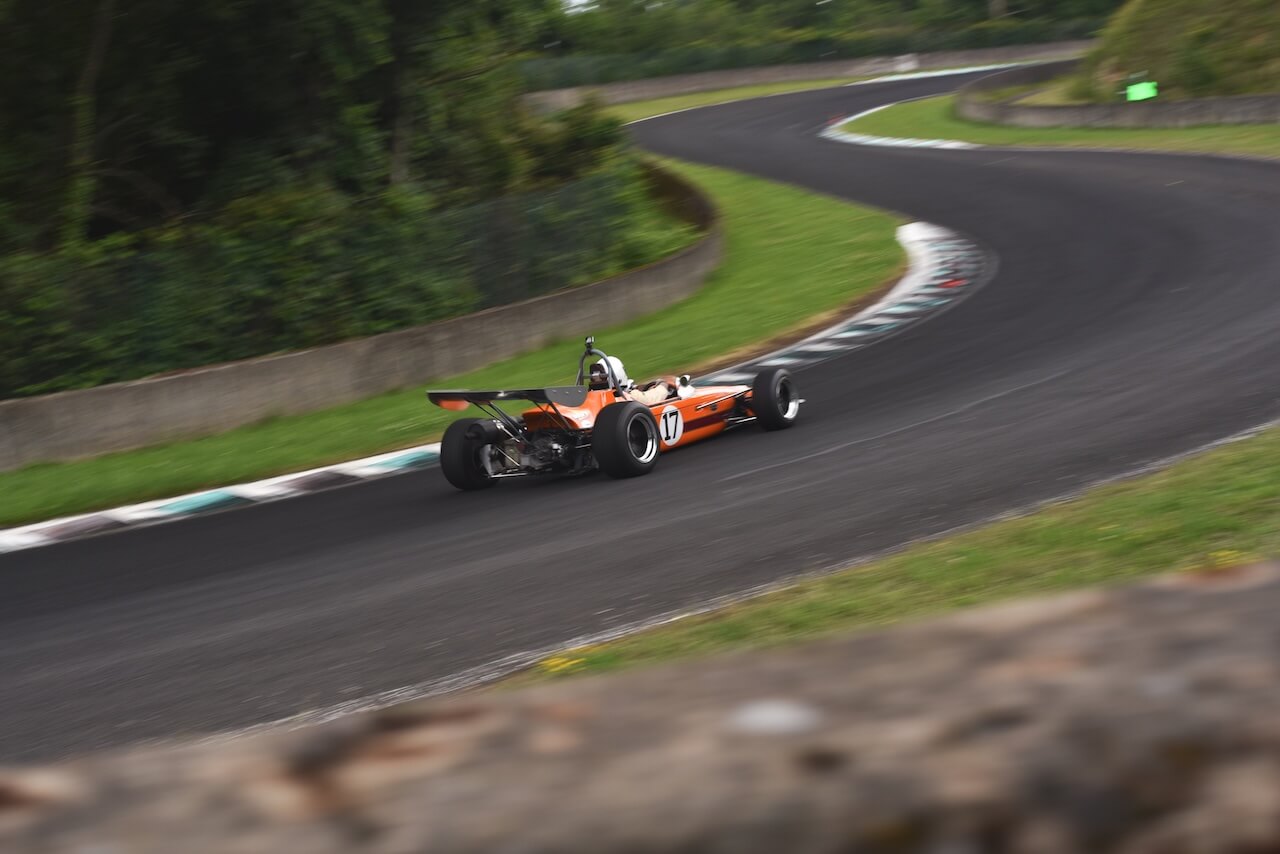 Monoplace rétro sur le circuit de Charade.