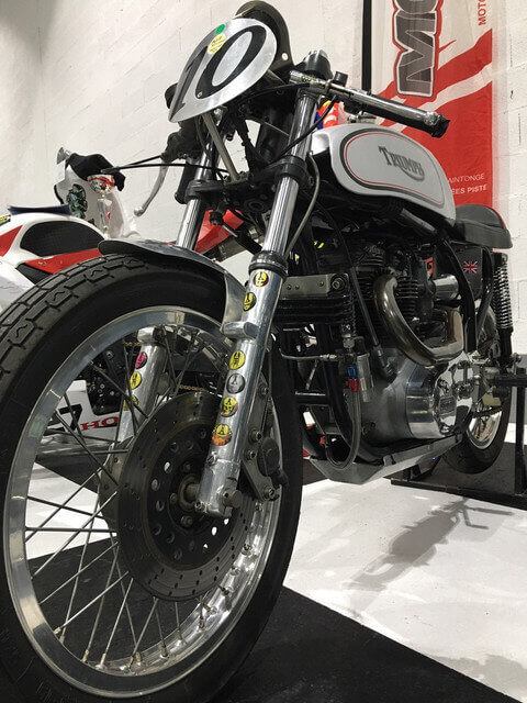 Véhicule de sport exposé au salon Auto Moto.