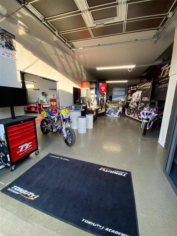 Julien Toniutti encadrant un stage de pilotage moto