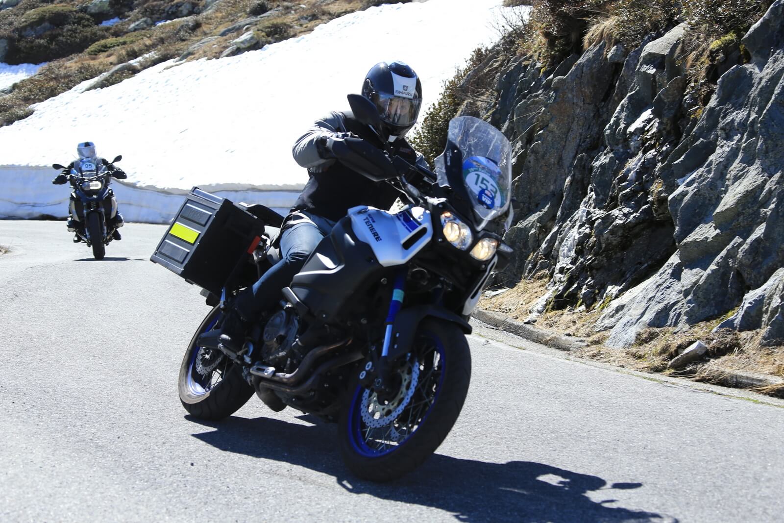 Motard sur les routes des lacs italiens lors du Rallye Club 14.