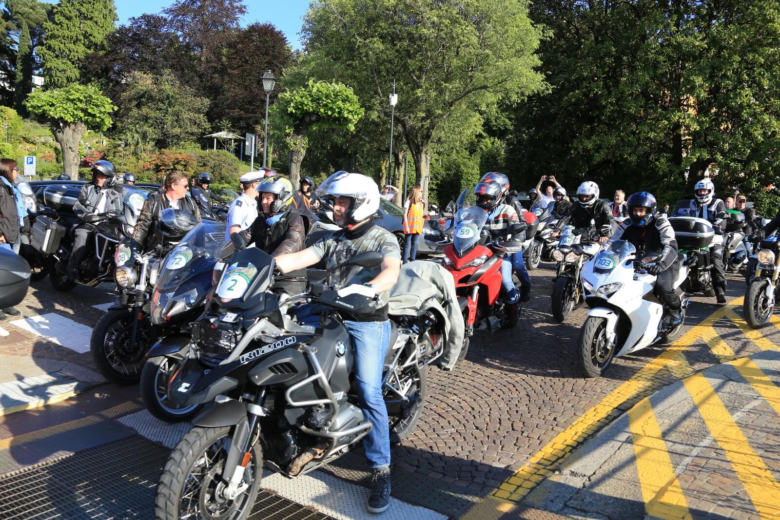 Groupe de participants au Rallye Club 14 en Italie.