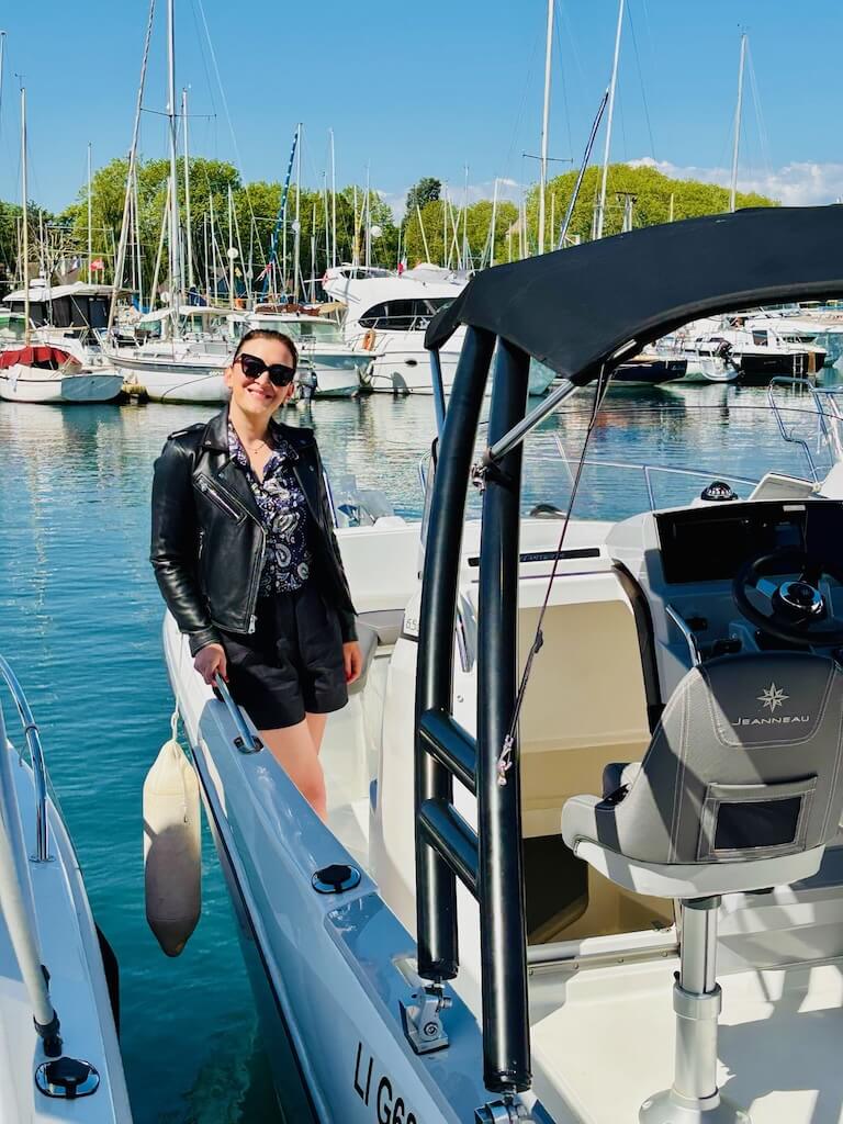 Charlotte Jaugeon sur un bateau