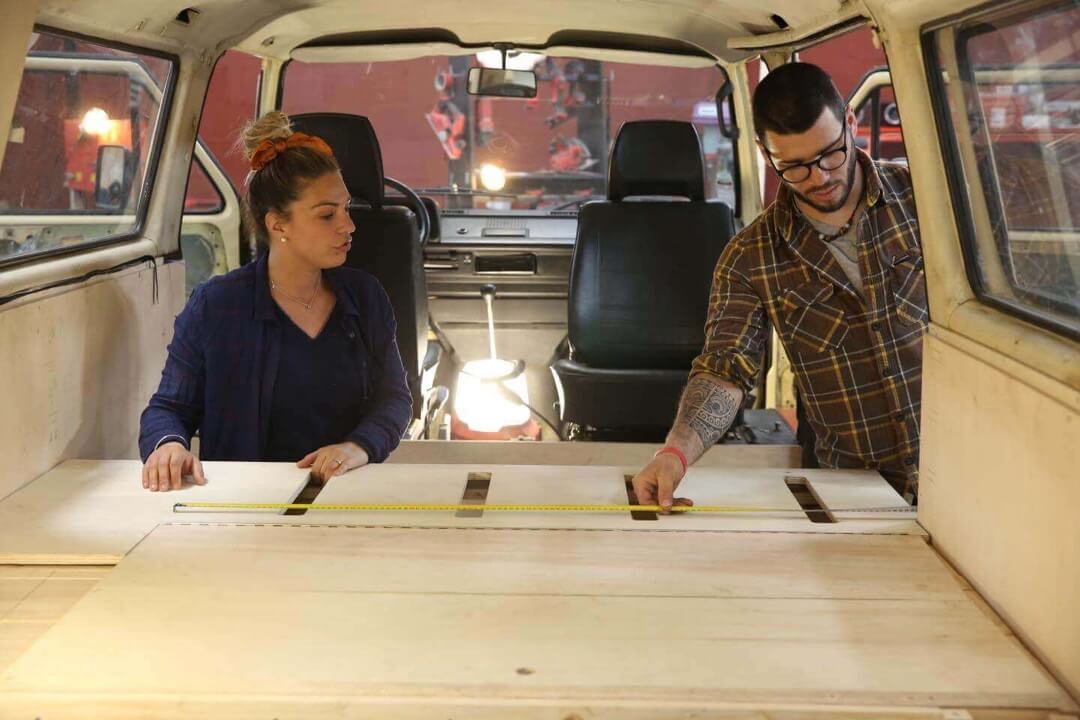 Marie-Sophie et Mickael, fondateurs de L'Atelier by Marickaël, spécialistes de l'aménagement de vans.