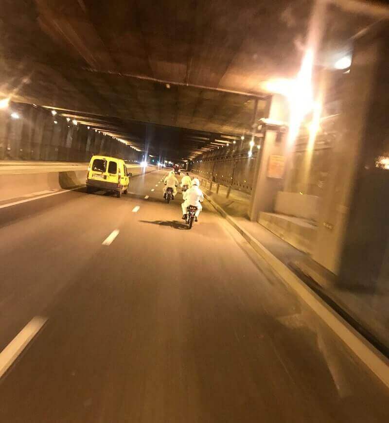 Motobécane D45S dans les paysages enneigés.